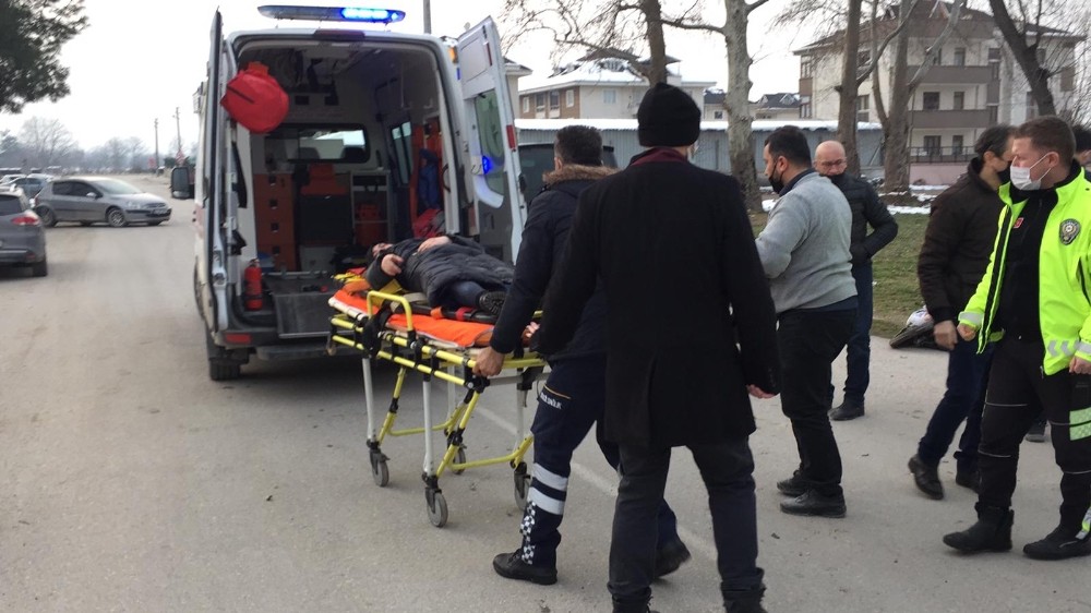 Bursa’da otomobil ile elektrikli bisiklet çarpıştı: 2 yaralı Bursa’da otomobil ile elektrikli bisiklet çarpıştı: 2 yaralı