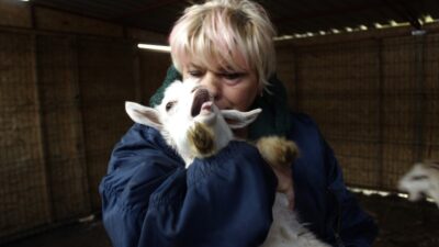 Beslediği keçilerin ne etinden ne de sütünden faydalanıyor