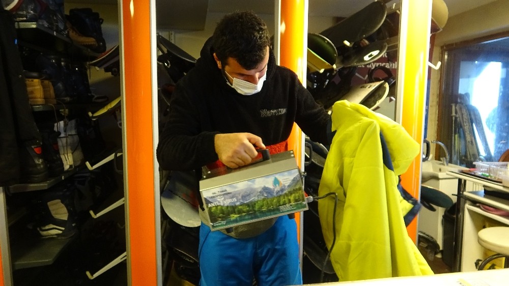 Uludağ’da kayak malzemeleri tek tek dezenfekte ediliyor Uludağ’da kayak malzemeleri tek tek dezenfekte ediliyor