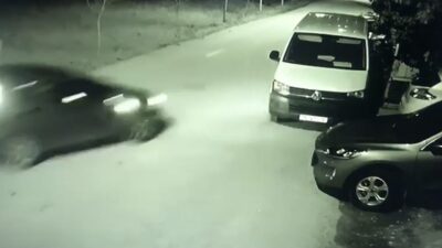 Bursa’da park halindeki otomobile böyle çarptı