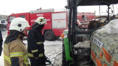 Bursa’da park halindeki traktör yandı