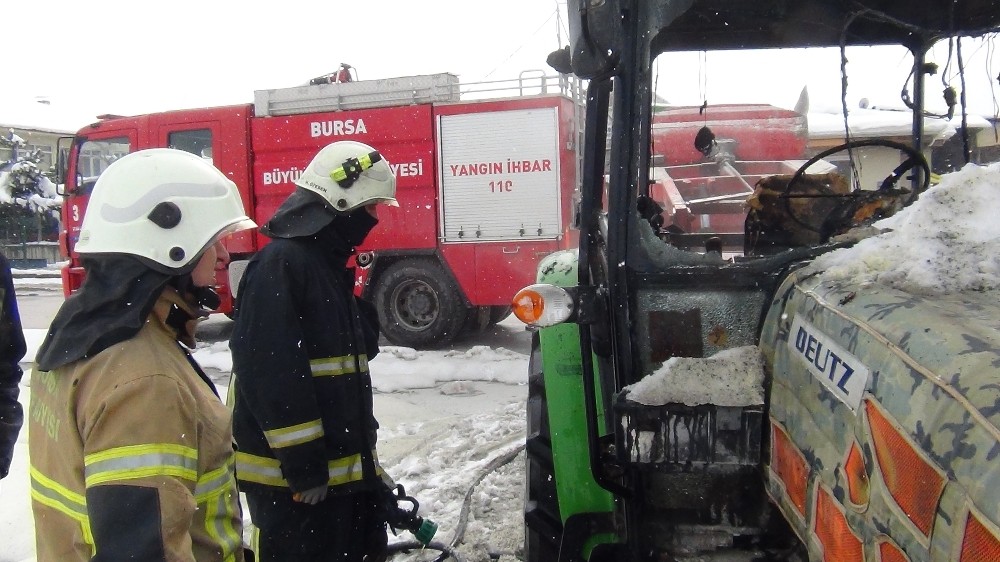 Bursa’da park halindeki traktör yandı