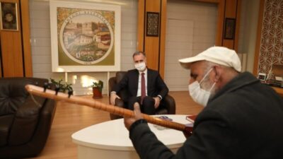 Rıdvan amca yeni sazına kavuştu