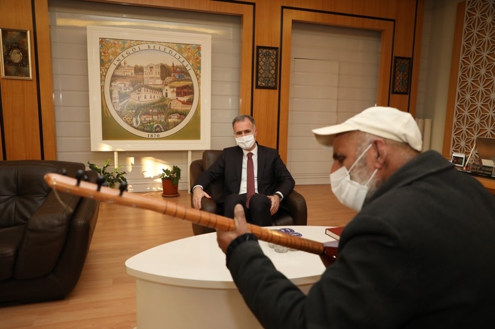 Rıdvan amca yeni sazına kavuştu Rıdvan amca yeni sazına kavuştu