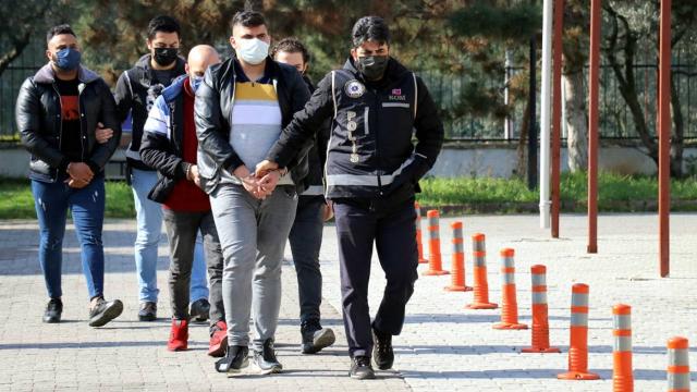 13 kişiye sahte belgelerle ikamet izni aldırmışlar