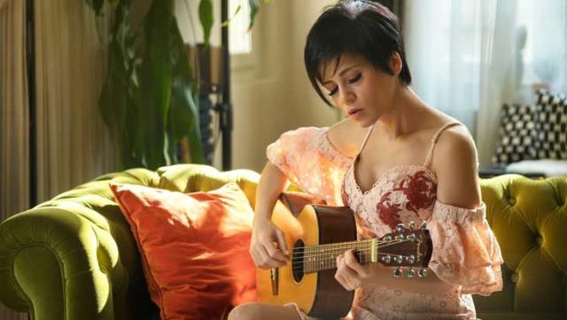 Ünlü şarkıcıdan şoke eden itiraf: Zorla öpmeye çalıştı…