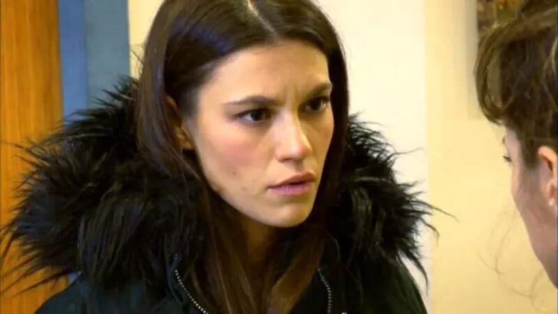 Arka Sokaklar'da Hüsnü Çoban'ın kızı rolüyle tanınan Yüsra Geyik'in ablasını