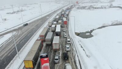Balıkesir-Bursa karayolunda ulaşım durdu! Kuyruk 25 kilometreyi aştı