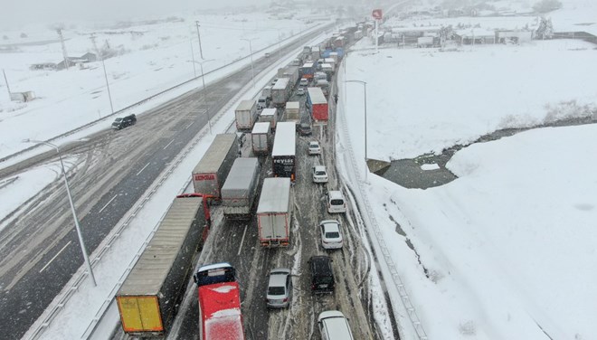 Balıkesir-Bursa karayolunda ulaşım durdu! Kuyruk 25 kilometreyi aştı