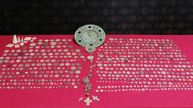 İzmir’de 661 parça tarihi eser ele geçirildi