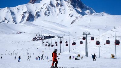 Erciyes’in pistleri kayak tutkunlarına adrenalinin zirvesini yaşatıyor