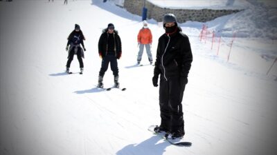 Kısıtlamadan muaf olan turistler hafta sonunda Palandöken’e akın etti