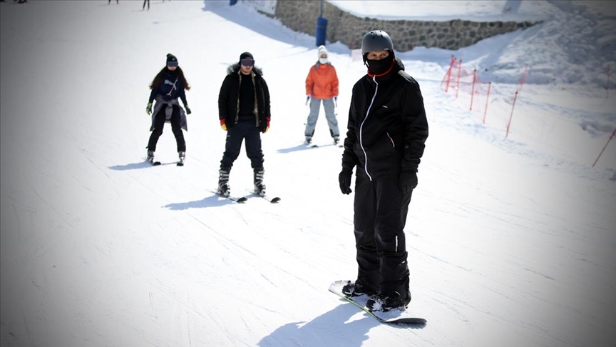 Kısıtlamadan muaf olan turistler hafta sonunda Palandöken’e akın etti