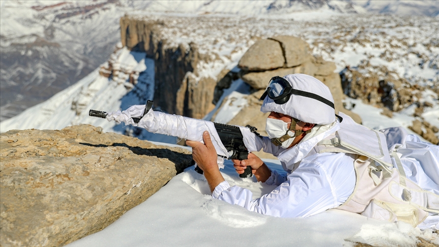 Eksi 30 derecede, kar fırtınasında vatan nöbeti