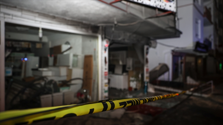 İşyerini kundaklayıp sahibine izletmişler