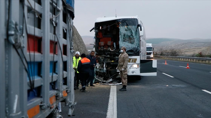 Yolcu otobüsü TIR’a çarptı: 3 ölü, 41 yaralı