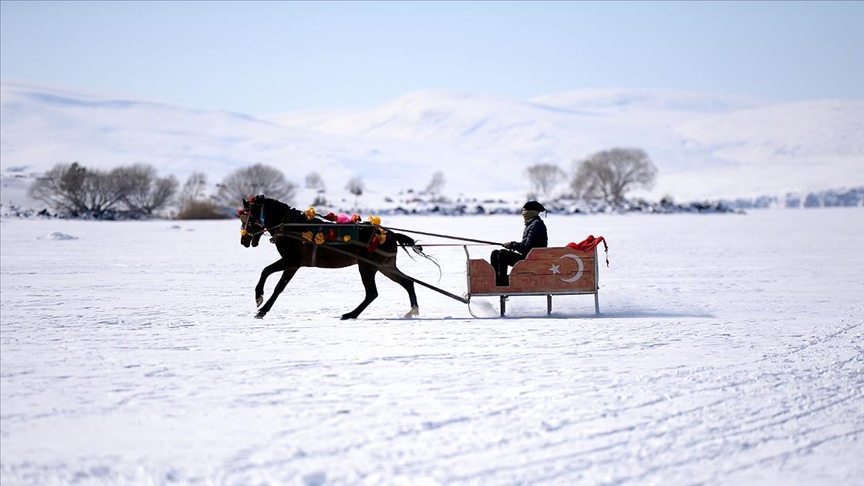 ‘Beyaz gelinliği’ni giyen Çıldır Gölü doyumsuz manzaralar sunuyor