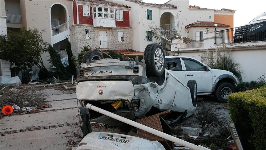 İzmir’de hortum felaketi! Araçları 10 metre havaya kaldırdı: 16 yaralı var