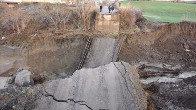 Tekirdağ’da şiddetli yağış nedeniyle köprü yıkıldı