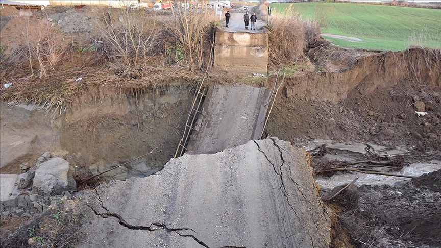 Tekirdağ’da şiddetli yağış nedeniyle köprü yıkıldı
