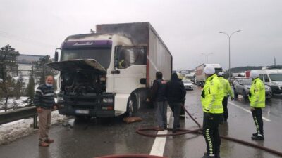 Otoyolda TIR yangını: Uzun kuyruklar oluştu