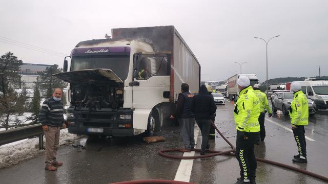 Otoyolda TIR yangını: Uzun kuyruklar oluştu
