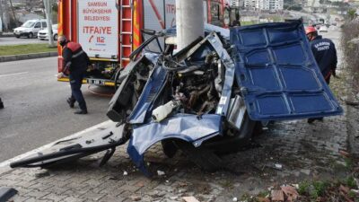 Direğe çarpan otomobil ikiye ayrıldı