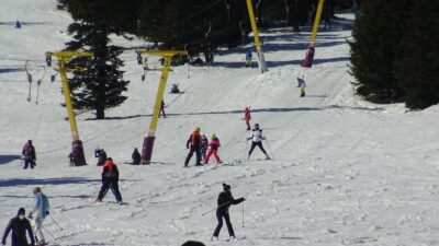 Uludağ’da güneşli havada kayak keyfi