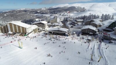 Uludağ’da kayakçılar pistlerin tozunu attırıyor