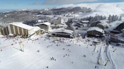 Uludağ’da kayakçılar pistlerin tozunu attırıyor