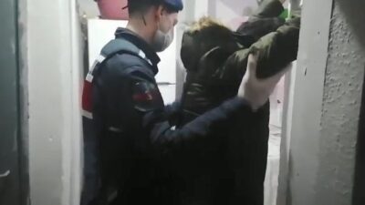 Bursa’da yakalandıklarını anlayınca uyuşturucuyu yakmaya kalktı