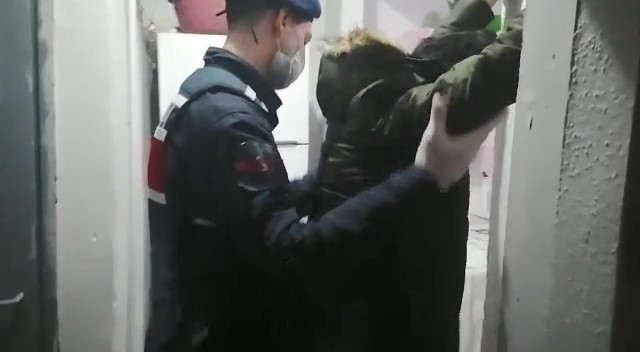 Bursa’da yakalandıklarını anlayınca uyuşturucuyu yakmaya kalktı
