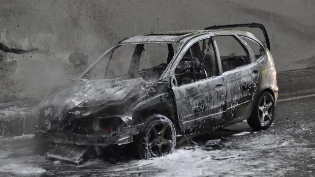 Tünelde otomobil yandı