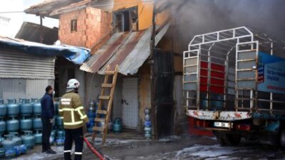 Tüp yüklü kamyonet yandı