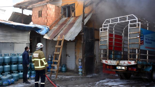 Tüp yüklü kamyonet yandı