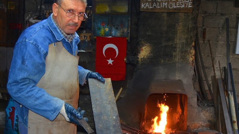 Bursa’da yarım asırdır demir dövüyor Bursa'nın İznik ilçesinde yaklaşık 50 yıldır demircilik zanaatıyla uğraşan 62