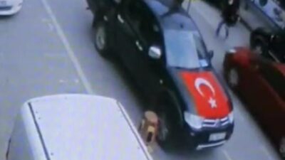 Bursa’da yolun karşısına geçmeye çalışırken böyle araba çarptı