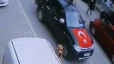 Bursa’da yolun karşısına geçmeye çalışırken böyle araba çarptı