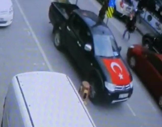 Bursa’da yolun karşısına geçmeye çalışırken böyle araba çarptı