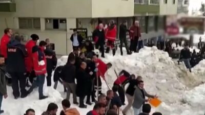Bitlis’te kar kütlesi düştü: 3 yaralı
