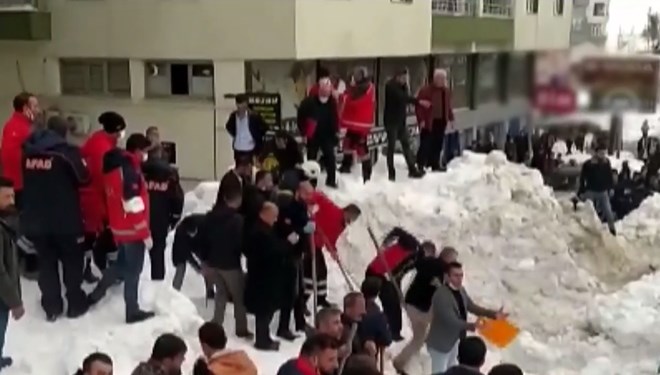 Bitlis’te kar kütlesi düştü: 3 yaralı