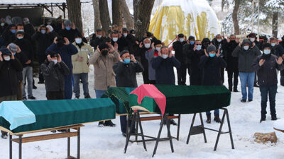 Öldürdüğü öz ve üvey annesiyle yan yana toprağa verildi