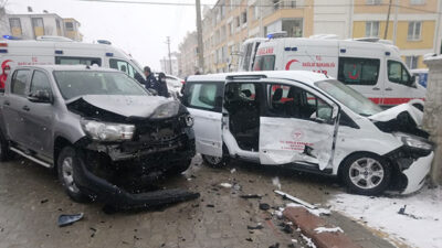 Aşı çalışması yapan sağlık görevlileri kaza yaptı; 4 yaralı