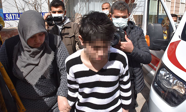 Hareketsiz halde duran çocuk, paniğe neden oldu