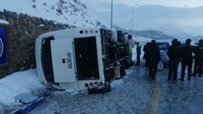 Turistleri taşıyan midibüs devrildi: 25 yaralı