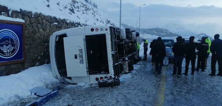 Turistleri taşıyan midibüs devrildi: 25 yaralı