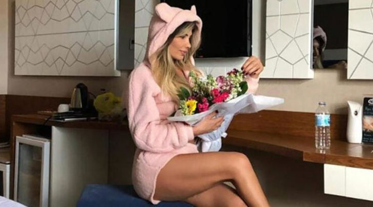 ‘Başım dönüyor, karnım şiş, hamileysem…’