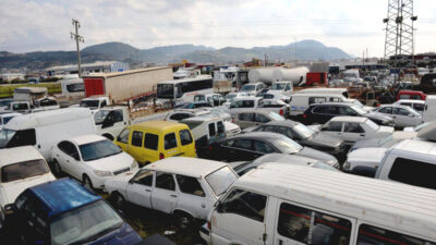 Değeri 80 milyon lirayı bulan araçlar otoparkta çürüyor