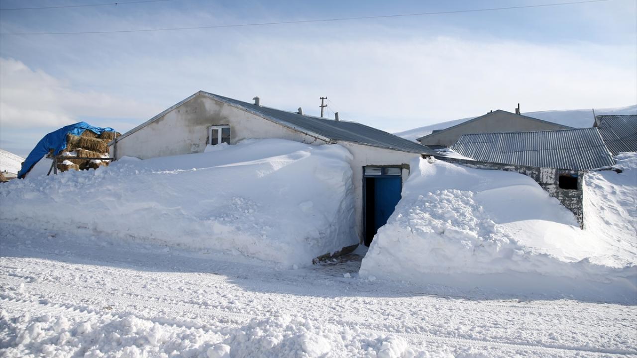 Kar çatıya dayandı, evden tünelle çıkıyorlar