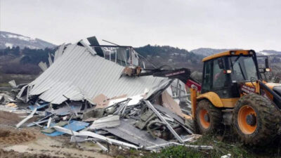 İnegöl’de 8 kaçak yapı yıkıldı